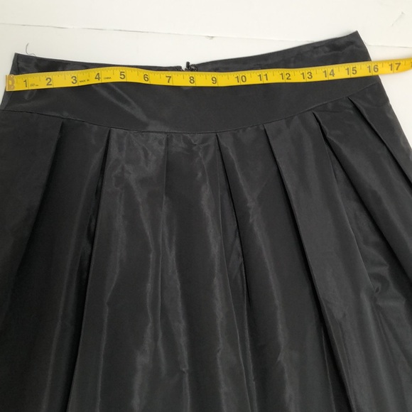 Banana Republic - Black pleated skirt with shine - size 10 - Picture 5 of 8